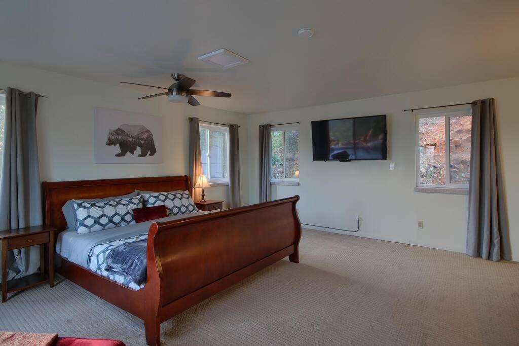 The Mystery House By Yosemite Holiday home